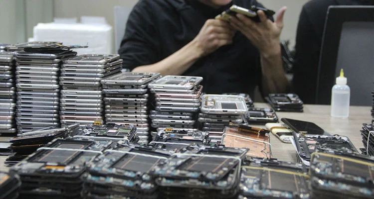 ราคาหน้าจอ LCD ของ iPhone กำลังโพลาไรซ์ในปี 2569: เหตุใดร้านซ่อมจึงเปลี่ยนกลับไปใช้จอแสดงผลดั้งเดิมที่ได้รับการตกแต่งใหม่